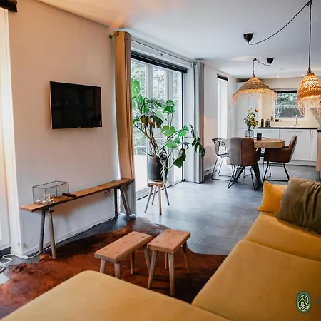 Cozy In Leenderbos With Hot Tub בית נופש